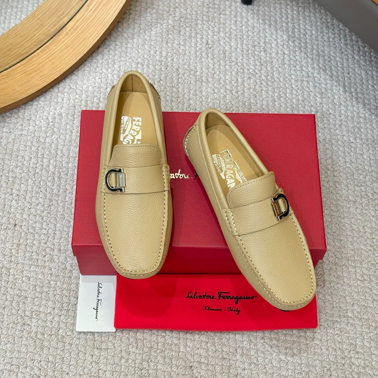Men's men's shoes 💰420 (Yangli) Ferragamo 〰Ferragamo 2⃣️0⃣️2⃣️5️⃣ New series 👊🏻 Upper 🇮🇹 Italian imported calfskin, original outsole molding. Water-dyed sheepskin lining. The identity of every successful man is set off, and the upper and lower shoes are elegant and stable🚶🏻🚶🏻The high-end custom counter original replica is an eternal classic🔍️Number of codes: 38-46 with counter packaging